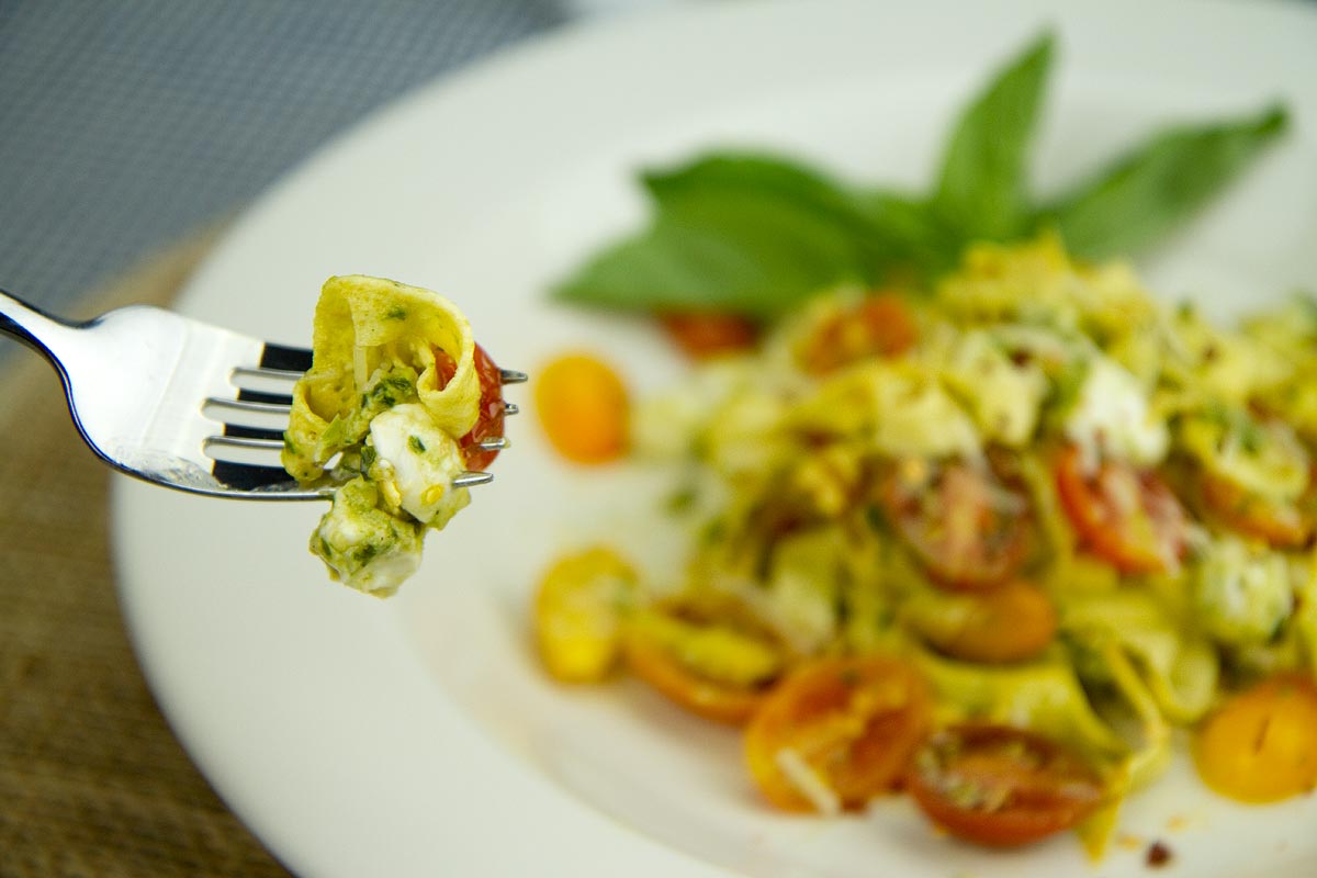 Crepe Fettuccine with Tomatoes, Fresh Mozzarella and Pesto Crepe Fettuccine with Tomatoes, Fresh Mozzarella and Pesto