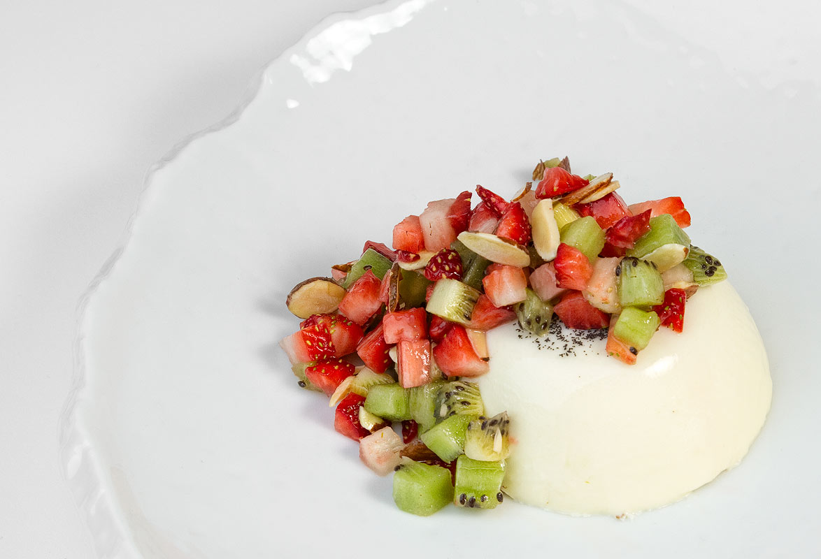 Almond Panna Cotta with Strawberries and Kiwi Almond Panna Cotta with Strawberries and Kiwi